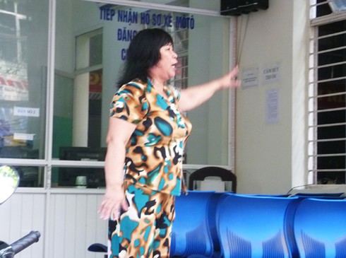 CSGT và người dân chỉ mặt nhau khẩu chiến - ảnh 1