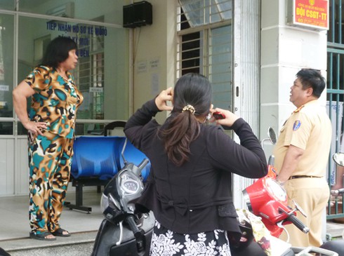 CSGT và người dân chỉ mặt nhau khẩu chiến - ảnh 2