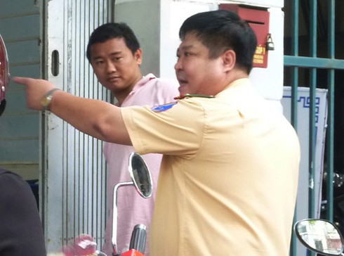 CSGT và người dân chỉ mặt nhau khẩu chiến - ảnh 3