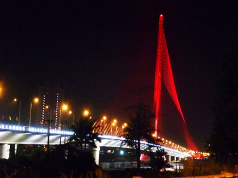 Ngắm hai cây cầu