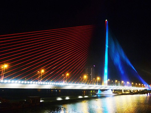 Ngắm hai cây cầu