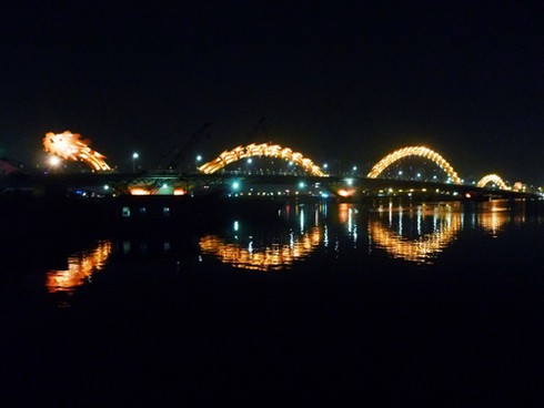 Ngắm hai cây cầu