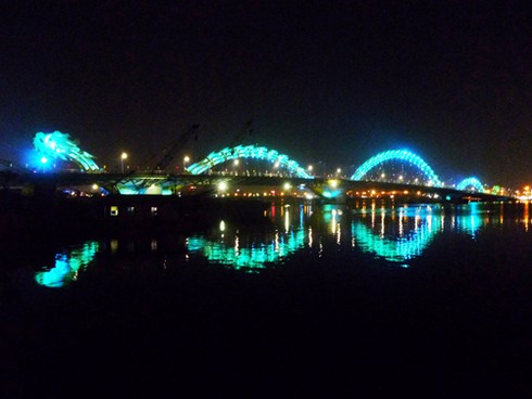 Ngắm hai cây cầu