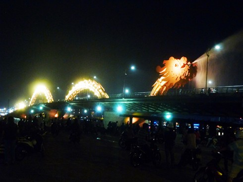 Ngắm hai cây cầu