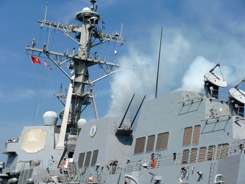 Xem chiến hạm USS Chung-Hoon của Mỹ tạm biệt Đà Nẵng - ảnh 7