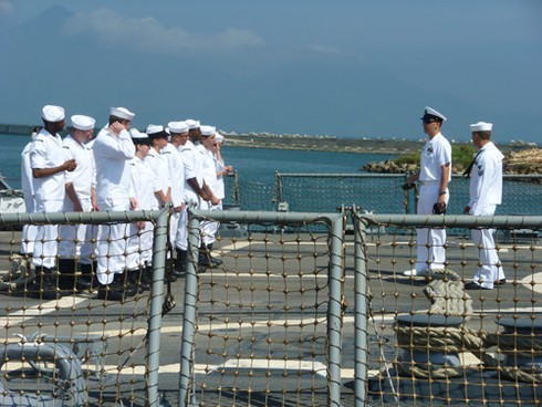 Xem chiến hạm USS Chung-Hoon của Mỹ tạm biệt Đà Nẵng - ảnh 1