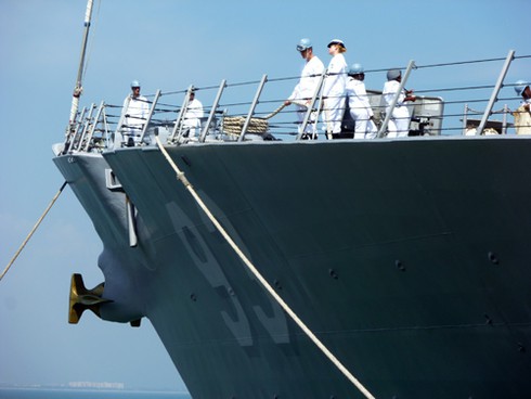 Xem chiến hạm USS Chung-Hoon của Mỹ tạm biệt Đà Nẵng - ảnh 2