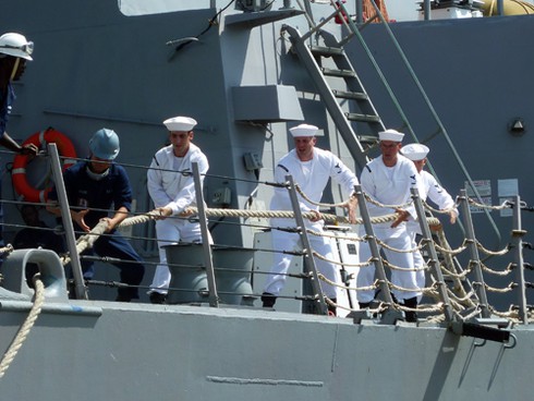 Xem chiến hạm USS Chung-Hoon của Mỹ tạm biệt Đà Nẵng - ảnh 5