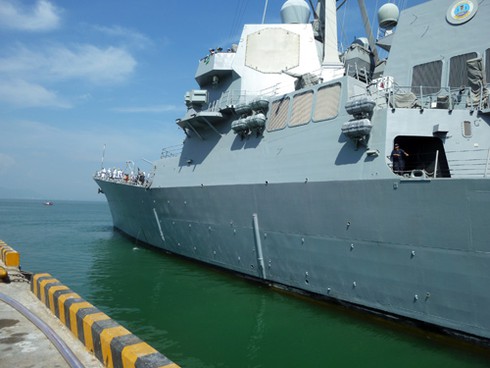 Xem chiến hạm USS Chung-Hoon của Mỹ tạm biệt Đà Nẵng - ảnh 8