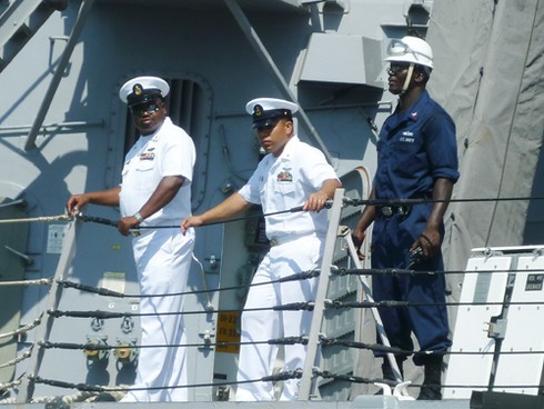Xem chiến hạm USS Chung-Hoon của Mỹ tạm biệt Đà Nẵng - ảnh 10