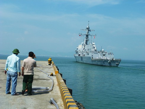 Xem chiến hạm USS Chung-Hoon của Mỹ tạm biệt Đà Nẵng - ảnh 11