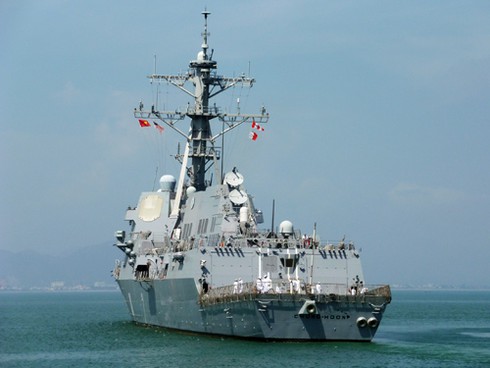 Xem chiến hạm USS Chung-Hoon của Mỹ tạm biệt Đà Nẵng - ảnh 12