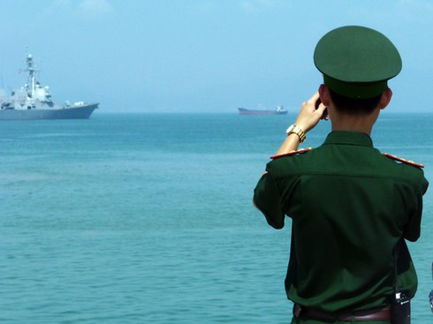 Xem chiến hạm USS Chung-Hoon của Mỹ tạm biệt Đà Nẵng - ảnh 14