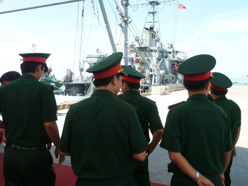 Xem chiến hạm USS Chung-Hoon của Mỹ tạm biệt Đà Nẵng - ảnh 16