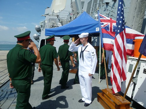 Xem chiến hạm USS Chung-Hoon của Mỹ tạm biệt Đà Nẵng - ảnh 18