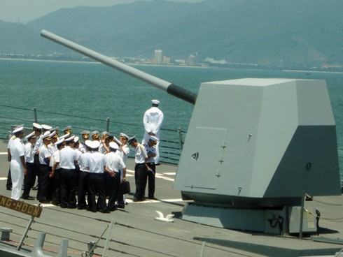 Xem chiến hạm USS Chung-Hoon của Mỹ tạm biệt Đà Nẵng - ảnh 19