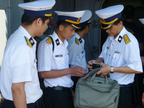 Xem chiến hạm USS Chung-Hoon của Mỹ tạm biệt Đà Nẵng - ảnh 20