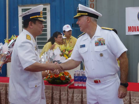 Xem chiến hạm USS Chung-Hoon của Mỹ tạm biệt Đà Nẵng - ảnh 17