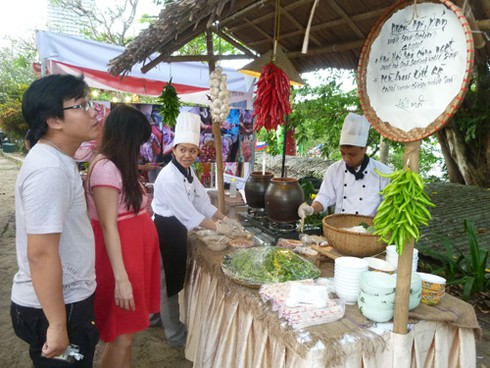 Hình ảnh thú vị trong ngày hội văn hoá - ẩm thực quốc tế Đà Nẵng 2013 - ảnh 17