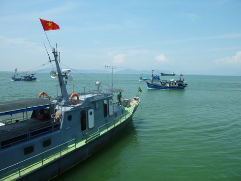 Cứu tàu cá và 7 ngư dân bị nạn trên biển - ảnh 1
