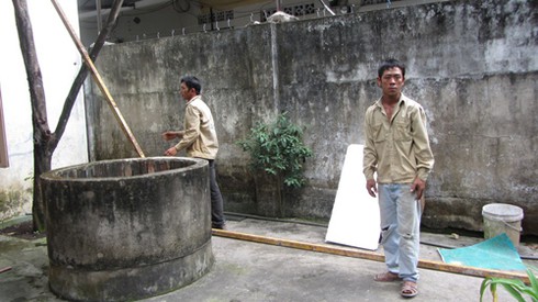Xây bệnh viện, để sắt lao thẳng xuống khu dân cư - ảnh 1
