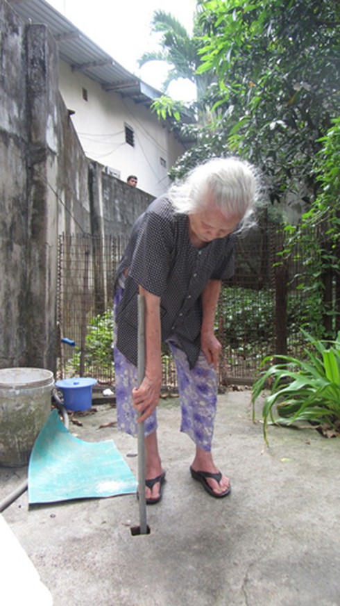 Xây bệnh viện, để sắt lao thẳng xuống khu dân cư - ảnh 2