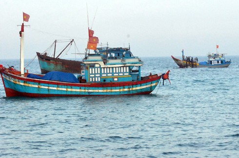 Huy động các tàu cá cứu hộ tàu Quảng Ngãi bị nạn - ảnh 1