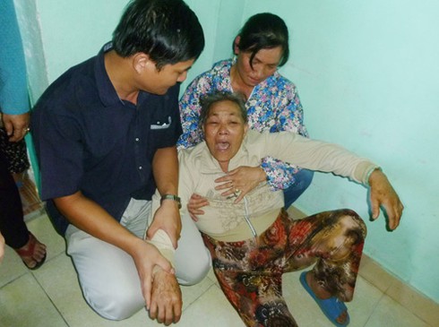 Đà Nẵng: Đau xé lòng đón thi thể các giáo viên bị nạn - ảnh 10