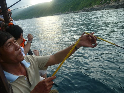 Buông câu lúc hoàng hôn trên biển Sơn Trà - ảnh 18