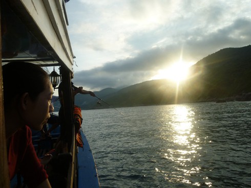 Buông câu lúc hoàng hôn trên biển Sơn Trà - ảnh 24