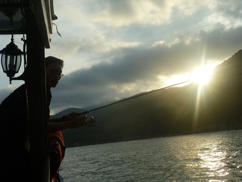 Buông câu lúc hoàng hôn trên biển Sơn Trà - ảnh 25