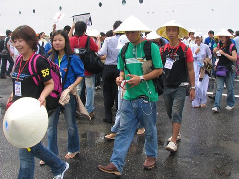 Nạn nhân bom nguyên tử gặp gỡ nạn nhân chất độc da cam - ảnh 1
