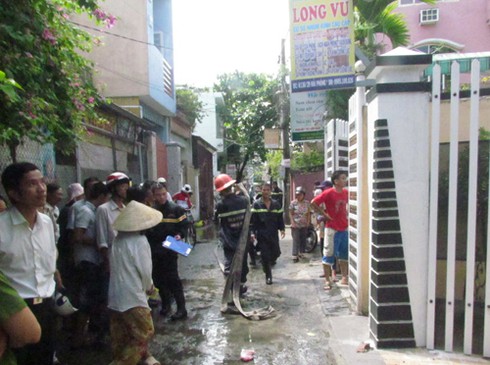 Đà Nẵng: Cháy nhà gần cửa hàng xăng dầu, bệnh viện - ảnh 1