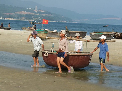 31 tàu cá đang ở vùng biển động mạnh do bão số 8 - ảnh 1