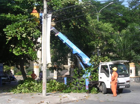 Bão số 8: Nhiều nơi ở miền Trung vẫn còn bị mất điện - ảnh 1