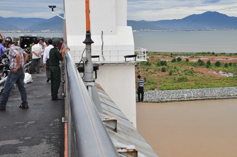 Thua cá độ bóng đá, treo cổ trên cầu Thuận Phước? - ảnh 1