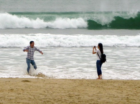 Bão số 10: Ảnh biển động, sóng bạc đầu dồn dập tại Đà Nẵng - ảnh 3