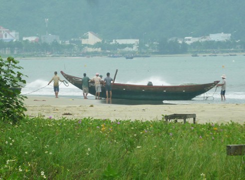 Bão số 10: Ảnh biển động, sóng bạc đầu dồn dập tại Đà Nẵng - ảnh 9
