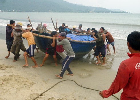 Bão số 10: Ảnh biển động, sóng bạc đầu dồn dập tại Đà Nẵng - ảnh 11