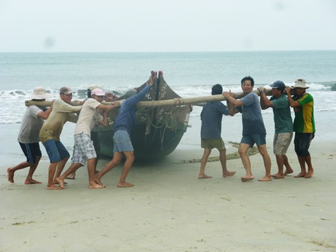 Bão số 10: Ảnh biển động, sóng bạc đầu dồn dập tại Đà Nẵng - ảnh 12