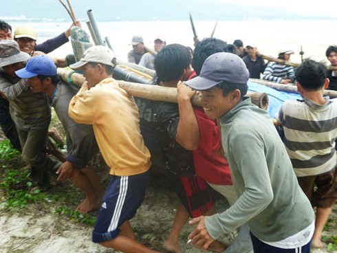 Bão số 10: Ảnh biển động, sóng bạc đầu dồn dập tại Đà Nẵng - ảnh 13