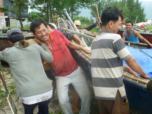 Bão số 10: Ảnh biển động, sóng bạc đầu dồn dập tại Đà Nẵng - ảnh 14