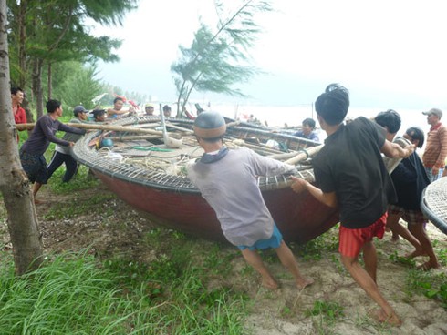 Bão số 10: Ảnh biển động, sóng bạc đầu dồn dập tại Đà Nẵng - ảnh 15