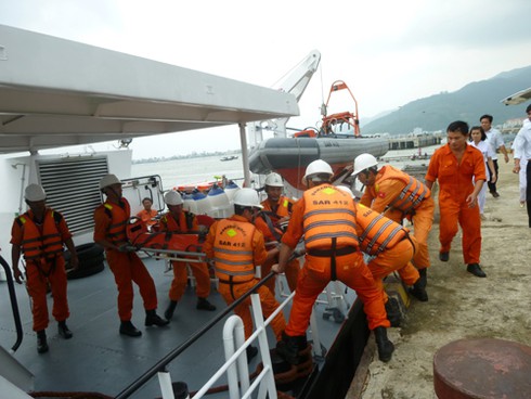 Đà Nẵng: Vượt biển cứu ngư dân bị đau ruột thừa cấp - ảnh 1