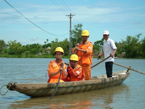 Miền Trung: Khẩn trương khôi phục cấp điện sau lũ lớn - ảnh 1