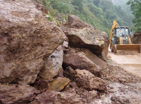 Miền Trung: Liên tiếp xảy ra sạt lở núi, 4 người bị chôn vùi - ảnh 1