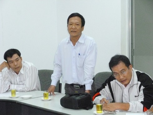 Cán bộ Công ty môi trường đô thị đòi đập máy ảnh phóng viên - ảnh 1