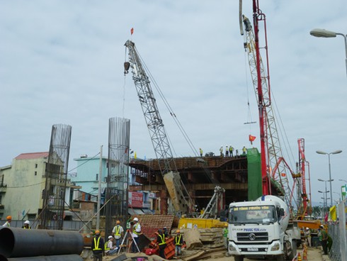 Phó Thủ tướng leo cầu thang sắt lì xì công nhân - ảnh 1