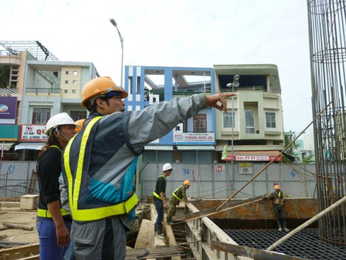 Phó Thủ tướng leo cầu thang sắt lì xì công nhân - ảnh 2