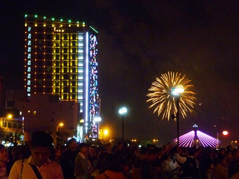 Đà Nẵng rực rỡ đêm pháo hoa đón xuân mới - ảnh 2